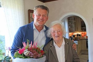 Herta Schlögelhofer freute sich sehr über den persönlichen Besuch des Bürgermeisters. Foto: SK / Glinik