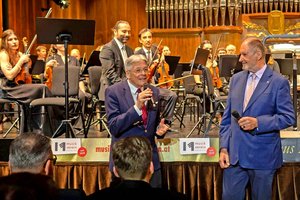 LH Peter Kaiser und der musikalische Leiter des Musikvereins Kärnten Ernest Hölzl. Foto: LPD Kärnten/Just