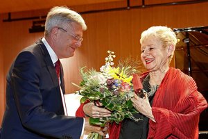 LH Peter Kaiser überreicht das Ehrenkreuz für Wissenschaft und Kultur an Marina Mahler. Foto: LPD Kärnten/Eggenberger