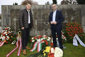 Bürgermeister Christian Scheider und Stadtrat Mag. Franz Petritz nahmen an der Gedenkveranstaltung zum Nationalfeiertag am Friedhof Annabichl teil. Foto: StadtKommunikation/Hude