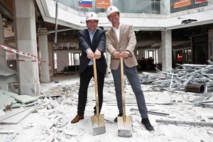 Harald Tschitschnig und Robert Haubiz in der „Schalterhalle“ der Sparkasse-Zentrale am Neuen Platz, die generalsaniert wird. Foto: Kärntner Sparkasse/Eggenberger