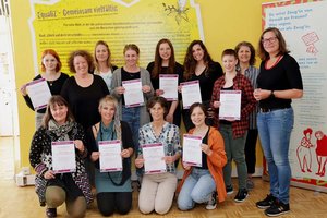 Frauenreferentin Stadträtin DI Constance Mochar mit den Vertreterinnen von Equaliz und den Absolventinnen des ersten ZENTRA-Lehrgangs in Klagenfurt. Foto: StadtKommunikation/Wajand