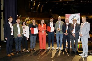 Übergabe der Preise u.a. an die Vertreter des Elisabethinen-Krankenhauses Klagenfurt: Bei Mag. Dr. Elke Haber, MBA und Bernhard Miklautz herrscht Freude über den Innovations- und Nachhaltigkeitspreis 2026 in der Kategorie „Österreich“. Foto: FotoLexi