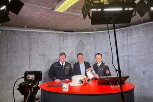 Schulleiter Klaus Tschabuschnig, Landesrat Daniel Fellner, Landesfeuerwehrkommandant Rudolf Robin. Foto: Büro LR Fellner