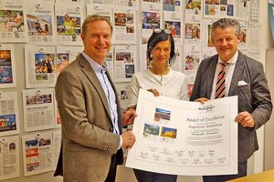 Bürgermeister Christian Scheider freut sich gemeinsam mit Abteilungsleiter Stadtkommunikation Dr. Valentin Unterkircher und Redaktionsleiterin Iris Wedenig über die internationale Auszeichnung für die Offizielle Klagenfurter Stadtzeitung. Foto: SK/Glinik