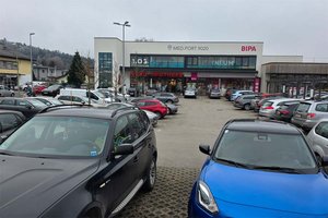 Beim Medineum existiert lediglich ein schlecht gekennzeichneter Behindertenparkplatz. Foto: Mein Klagenfurt