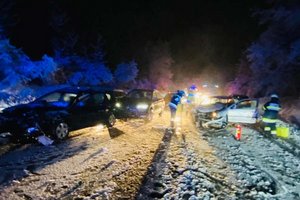 Alkolenker verursachte im Schneetreiben Unfall mit 4 Autos auf S 37. Foto: Freiwillige Feuerwehr Hauptwache Klagenfurt