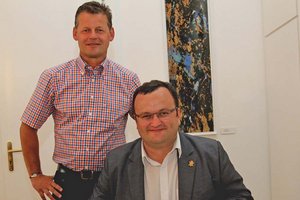 Foto zeigt Bürgermeister Christian Scheider im Jahr 2014 beim Besuch des damaligen Bürgermeisters von Czernowitz, Oleksii Kaspruk, im Klagenfurter Rathaus. Foto: StadtKommunikation/Wajand