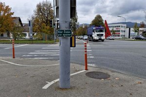 Der Druckknopf beim Radübergang Südring - Ebentaler Straße gehört auf die linke Seite. Foto: Mein Klagenfurt