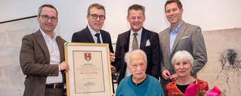 Zeitzeuge und Festredner Ernst Grube mit Gattin Helga Hanusa. Foto: StadtKommunikation / Thomas Hude