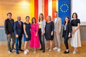 Thomas Weiher, Boris Kandov, Anita Thaler, Carina Zehetmaier, Cornelia Stefan, Irene Hochstetter-Lackner, Daniel Weidlitsch, Anna Enderle und Cordula Wadl. Daniel Weidlitsch mit KI-Expertin Carina Zehetmaier. Foto: AK/Hude