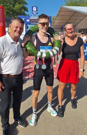 Bürgermeister Christian Scheider und Sportstadträtin DI Constance Mochar gratulierten dem schnellsten Österreicher des Kleine Zeitung Wörthersee Halbmarathons – Timo Hinterndorfer. Foto: StadtKommunikation