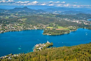 Blick auf den Wörthersee und die Halbinsel Maria Wörth