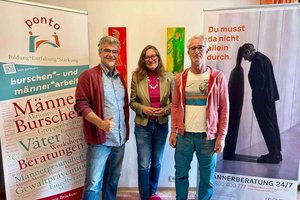 Männer- und Burschenarbeit: Stadträtin Constance Mochar im Austausch mit Ponto. Foto: zVg