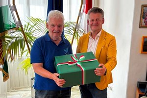 Bürgermeister Christian Scheider gratuliert dem Künstler Max Gangl zum 80. Geburtstag. Foto: Büro Bürgermeister Scheider