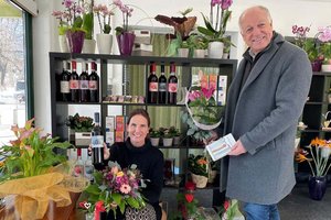 Bürgermeister Ingo Appé gratuliert Geschäftsinhaberin Sabine Wunder zur Eröffnung der Wunderblume. Foto: Stadtgemeinde Ferlach