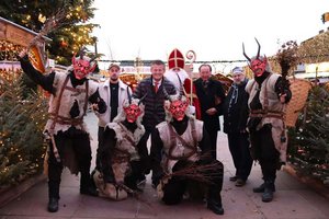 Bürgermeister Christian Scheider und Organisator Josef Pickl-Hafner sowie Direktor des Kärntner Brauchtumsverbandes Gerhard Winkler laden zum Klagenfurter Krampusumzug ein. Foto: StadtKommunikation / Buchner