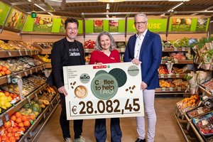 Freude über das großartige Spendenergebnis: Andreas Ender (re), Geschäftsführer für SPAR Kärnten und Osttirol, Menschen in Krisen-Bereichsleiterin Ursula Luschnig und Caritasdirektor Ernst Sandriesser. Foto: SPAR/gleissfoto