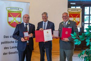 Landesauszeichnungen für Oberst Willibald Albel und Brigadegeneral a.D. Virgilio Pezzelato. Foto: LPD Kärnten/Szalay