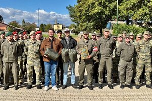 Soldaten mit Herz spenden Schlafsäcke an Jugendnotschlafstellen. Foto: Christoph Hofmeister