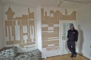 Künstler Valentin Alfery mit seiner Kunst aus Duct Tape am Klagenfurter Stadtpfarrturm. Foto: visitklagenfurt
