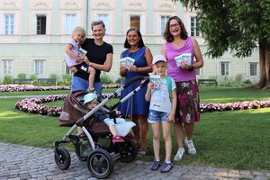 Die Kinder freuen sich gemeinsam mit Mag.a Astrid Malle und Stadträtin DI Constance Mochar über die neuen Broschüren „Kinder in Klagenfurt“. Foto: StadtKommunikation / Zechner