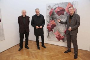 Klaus Oberhammer (Galerie M), LH Peter Kaiser und Wolfgang Walkensteiner. Foto: LPD Kärnten/Wajand