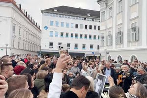 Hunderte Menschen singen am Neuen Platz für verstorbenen Schlagerstar. Foto: YouTube