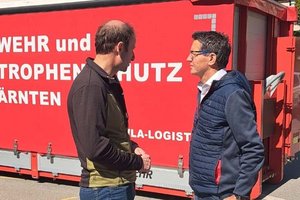 LK-Präsident Siegfried Huber machte sich gemeinsam mit Lesachtals Bürgermeister Bernhard Knotz ein Bild vom Ausmaß des Schadens und von der enormen Leistung der Einsatzkräfte. Foto: LK Kärnten