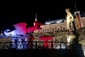 Für Mädchenrechte: Pyramidenkogel und Lindwurmbrunnen erstrahlen in Pink. Foto: StadtKommunikation