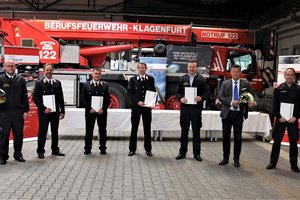 Ehrenzeichen-Verleihung bei der Berufsfeuerwehr. Foto: StadtKommunikation/Rosenzopf