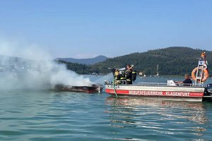 Elektroboot begann am Wörthersee zu brennen. Foto: Freiwillige Feuerwehr Krumpendorf