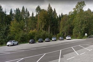 Unbekannte Täter brachen Auto am Forstsee Parkplatz auf. Foto: Google Street View