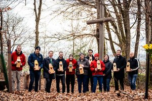 Gemeinsame Anbringung der Nistkästen im Friedensforst Klagenfurt. Foto: Michael Stabentheiner