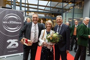 LH Peter Kaiser gratuliert Franz und Heidi Petschnig zum 25-jährigen Firmenjubiläum. Foto: LPD Kärnten/Just