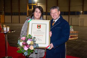 Mit großer Freude hat Jutta Weiß die Dank- und Anerkennungsurkunde von Bürgermeister Christian Scheider entgegen genommen. Foto: StadtKommunikation/Hude