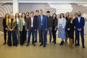 Die Stipendiaten des Klagenfurt-Stipendiums vernetzten sich mit den fördernden Firmenvertretern und Bildungsreferent Vizebürgermeister Ronald Rabitsch im Zuge der Auftaktveranstaltung in der Alpen-Adria-Universität. Foto: StadtKommunikation / Hude