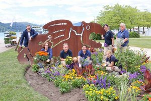 Stadtgartenreferent Stadtrat Julian Geier besuchte die Schiffsanlegestelle in der Ostbucht, um die sommerliche Blumenpracht zu bewundern und sich bei den Mitarbeiterinnen des Stadtgartenamts für ihre Arbeit zu bedanken. Foto: StadtKommunikation / Buchner