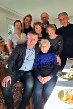 Bürgermeister Christian Scheider stattete dem 100-jährigen Geburtstagskind Frau Theresia Puck zu Hause einen Besuch ab und überbrachte persönlich seine Glückwünsche. Foto: Büro Bürgermeister