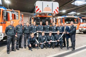 Feuerwehrreferent Bürgermeister Christian Scheider begrüßte die acht neuen Feuerwehrmänner. Foto: StadtKommunikation/Wiedergut