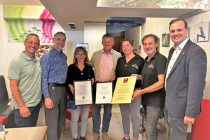Café Benedikt: Anerkennung für Gastronom Manfred Schein. Foto: Büro Bürgermeister