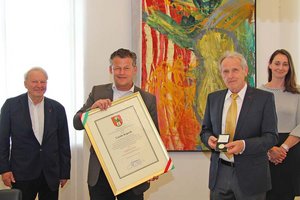 Ehrpfennig für international bekannten Goldschmied Guido Kapsch. Foto: StadtKommunikation/Wedenig