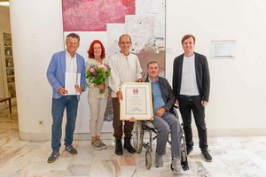 Horst Ragusch erhielt die Dank und Anerkennungsurkunde der Landeshauptstadt Klagenfurt. Bgm. Christian Scheider, Horst Ragusch mit seiner Lebensgefährtin Karin, Gemeinderat Geiger und Vizebürgermeister Ronald Rabitsch. Foto: StadtKommunikation/Wiedergut