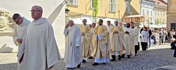 Fronleichnamsfeier am Domplatz mit Prozession in den Landhaushof