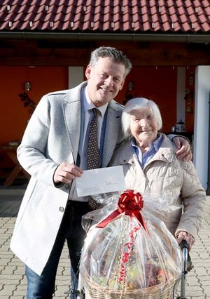 Bürgermeister Christian Scheider besuchte Jubilarin Aloisa Rainer am Freitag persönlich an ihrem 103. Geburtstag. Foto: StadtKommunikation / Krainz