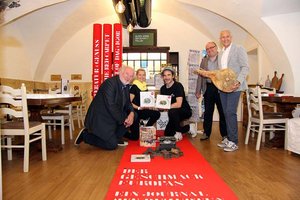 Roter Teppich für die Literatur im Ossiacher Hof. Foto: StadtKommunikation/IW