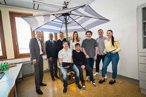 Milena Wastl, Benjamin Galler, Lucas Pibal und Rafael Kugler mit Prof. Gernot Opriessnig, HTL-Direktor Hubert Lutnik und dem STW Betreuer-Team Gerhard Wiester-Krenn, Michael Joham und Michelle Nitzsche. Foto: STW/Helge Bauer