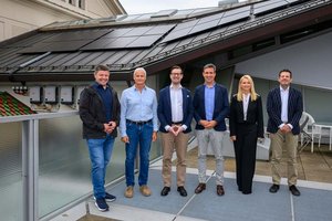 In Kooperation mit der Sonnenkraft GmbH in St. Veit an der Glan wurde im Mai 2024 eine Photovoltaik-Anlage am Dach des Stadttheaters installiert. Foto: Thomas Hude