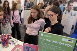 Interessierte Menschen bei der Bildungsmesse Stuzubi in München. Foto: aau