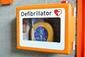 Ein Defibrillator kann im Notfall Leben retten.